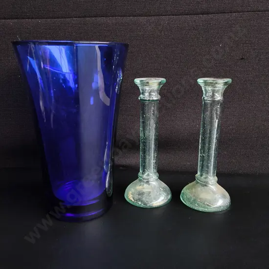 VINTAGE COBALT BLUE GLASS VASE AND PAIR OF GLASS BUD VASES, TALLEST H 24.5 CM