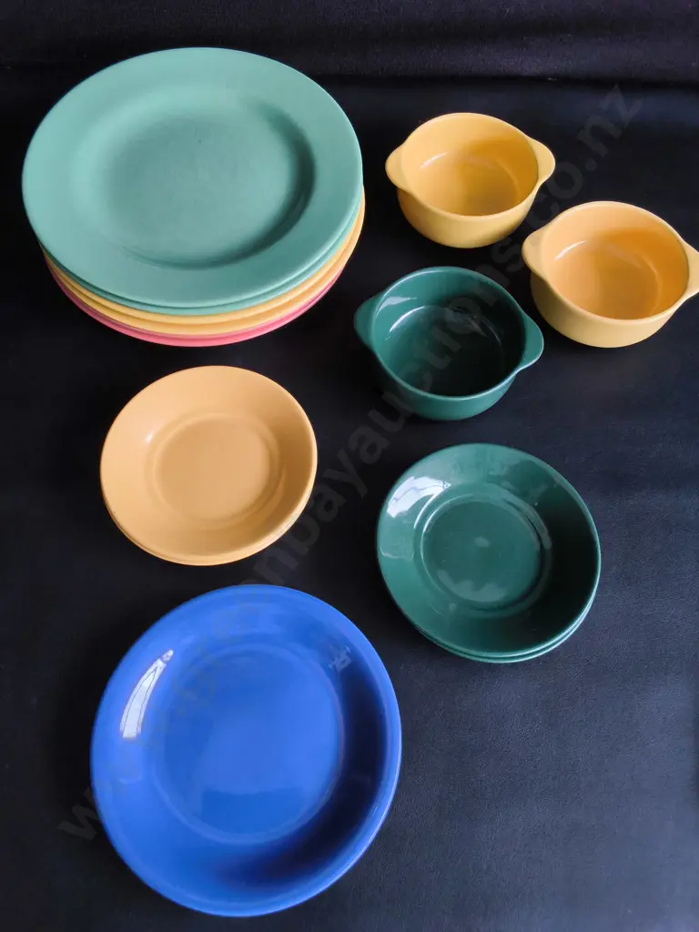 VINTAGE COLORFUL MELAMINE DINNERWARE SET, 14 PIECES Image 1++