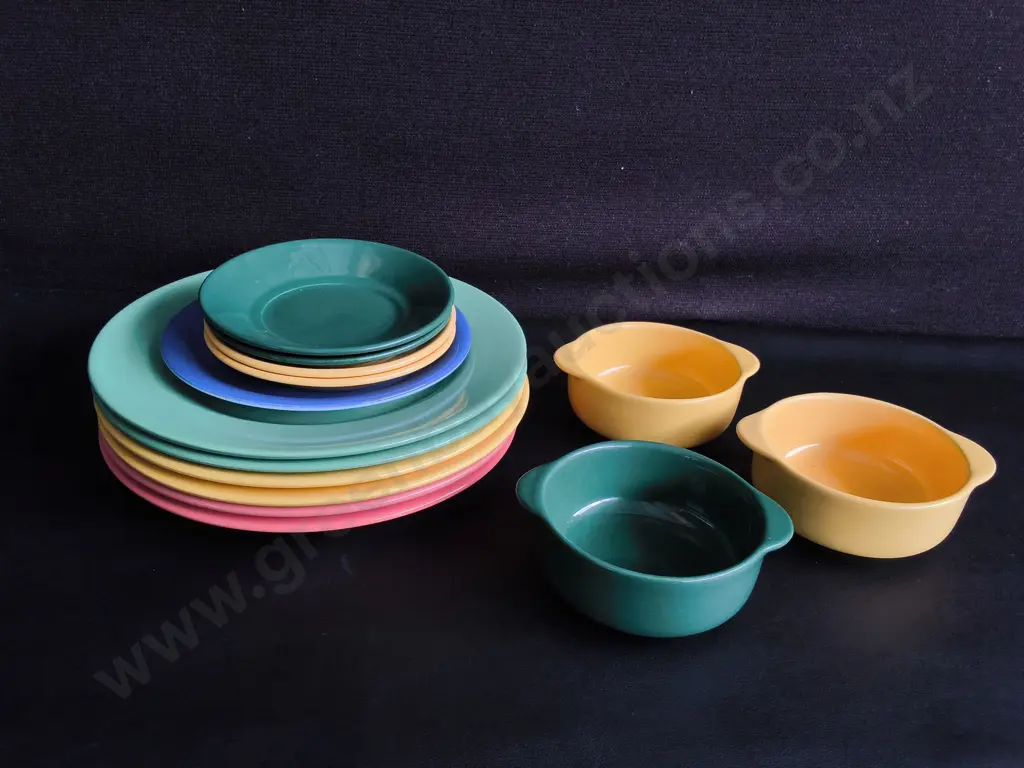 VINTAGE COLORFUL MELAMINE DINNERWARE SET, 14 PIECES Image 1++