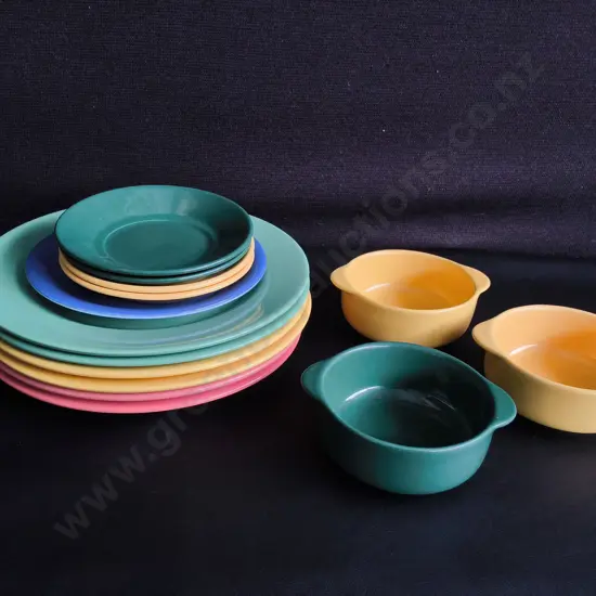 VINTAGE COLORFUL MELAMINE DINNERWARE SET, 14 PIECES