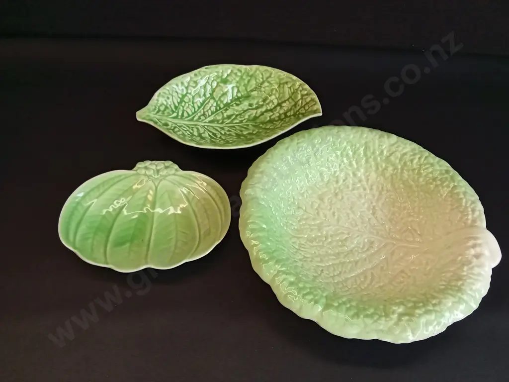 3 PIECES VINTAGE SHORTER& SON, AND ROYAL WINTON GREEN LEAF CERAMIC DISHES, WIDEST DIA 24 CM Image 1++