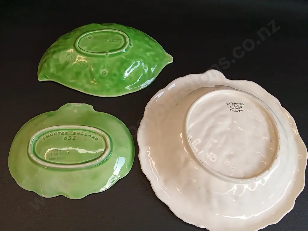 3 PIECES VINTAGE SHORTER& SON, AND ROYAL WINTON GREEN LEAF CERAMIC DISHES, WIDEST DIA 24 CM Image 1++