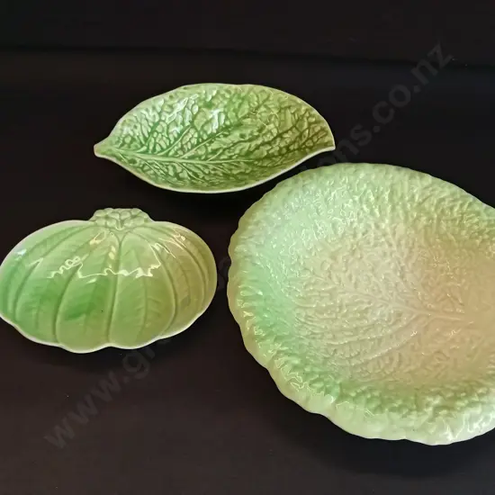3 PIECES VINTAGE SHORTER& SON, AND ROYAL WINTON GREEN LEAF CERAMIC DISHES, WIDEST DIA 24 CM