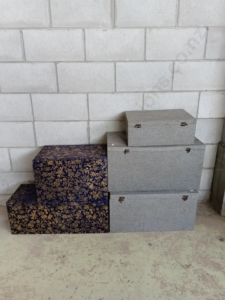SET OF 5 DECORATIVE STORAGE BOXES WITH PADDED MATERIAL INTERIOR, BIGGEST BOX H 32CM X D 32CM X L 61CM Image 1++