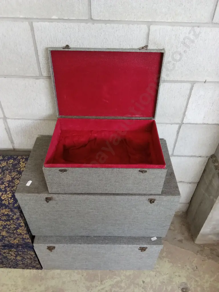 SET OF 5 DECORATIVE STORAGE BOXES WITH PADDED MATERIAL INTERIOR, BIGGEST BOX H 32CM X D 32CM X L 61CM Image 1++