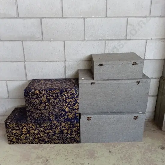 SET OF 5 DECORATIVE STORAGE BOXES WITH PADDED MATERIAL INTERIOR, BIGGEST BOX H 32CM X D 32CM X L 61CM