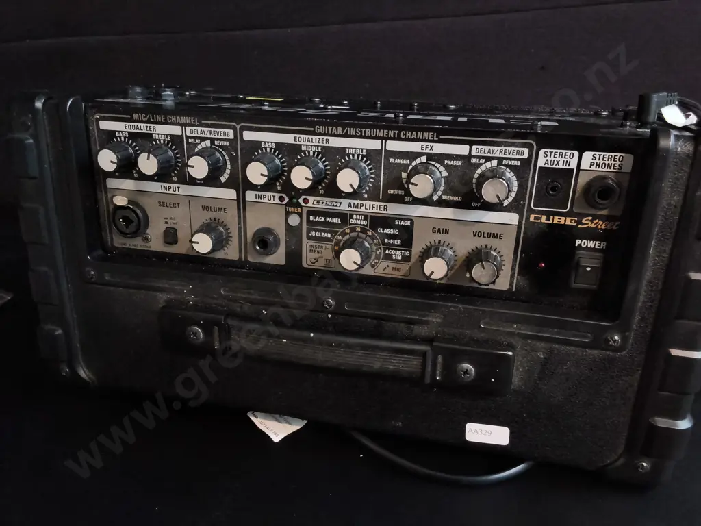 ROLAND CUBE STREET STEREO AMPLIFIER Image 1++