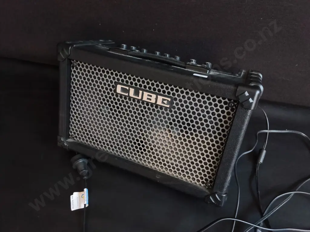 ROLAND CUBE STREET STEREO AMPLIFIER Image 1++