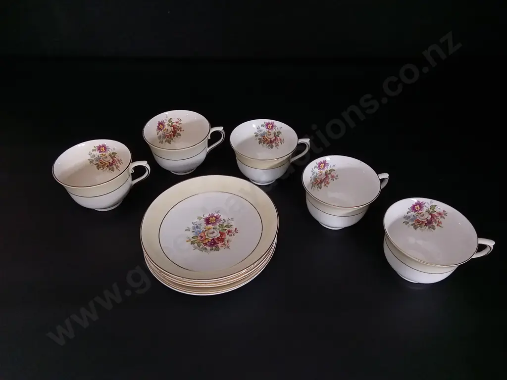 VINTAGE ROYAL VALE BONE CHINA TEA SET, 6 SAUCERS, 5 TEACUP Image 1++