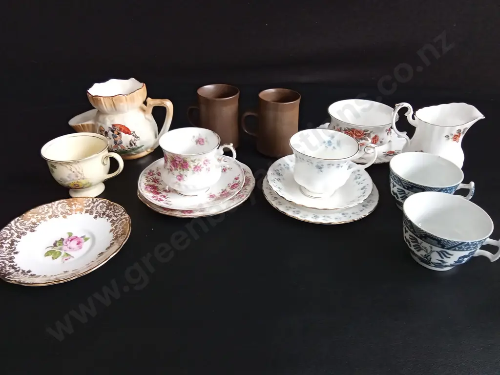 ASSORTED CERAMICS MAINLY TEA SETS Image 1++