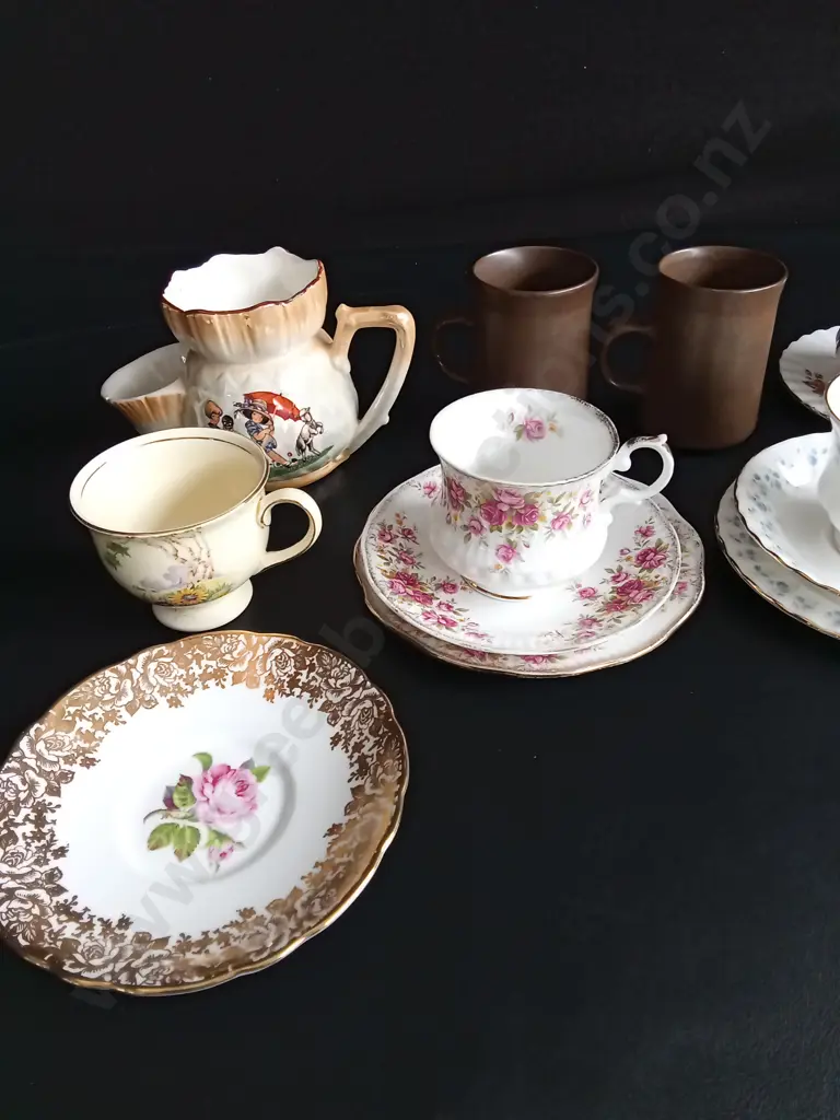 ASSORTED CERAMICS MAINLY TEA SETS Image 1++