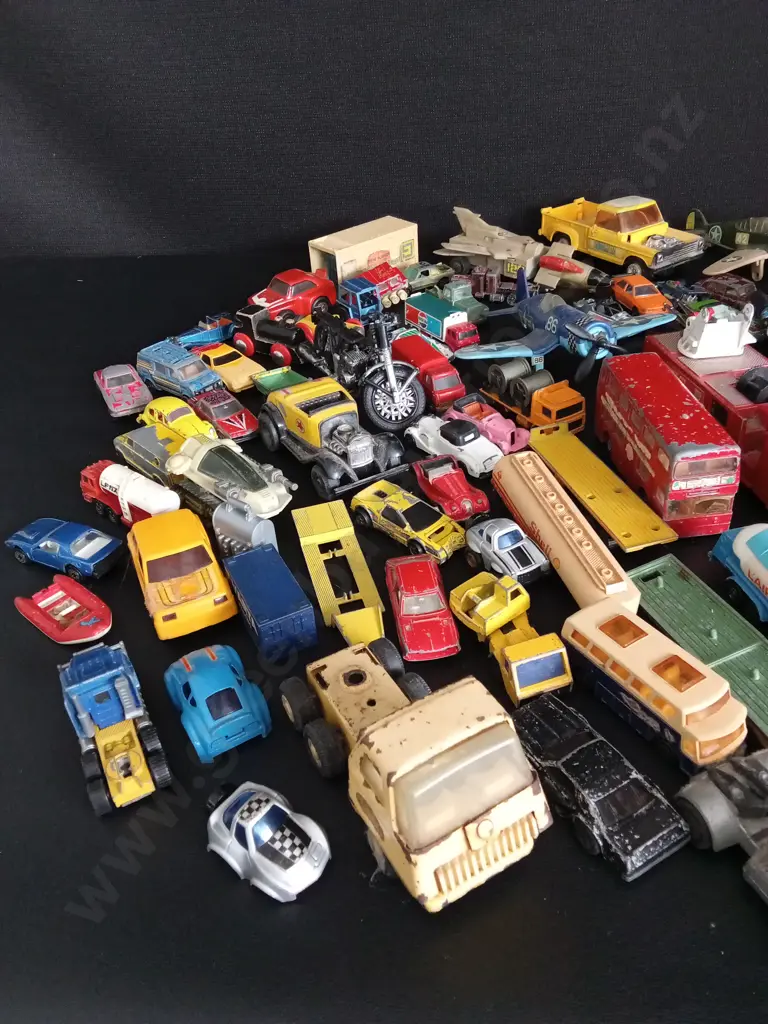 COLLECTION OF VINTAGE TOYS CARS Image 1++