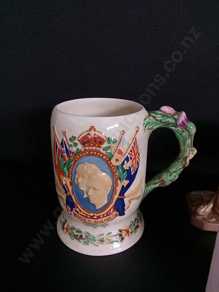 COLLECTION OF VINTAGE DECORATIVE ITEMS, INCLUDING 1937 KING GEORGE VI MUSICAL MUG Image 1++