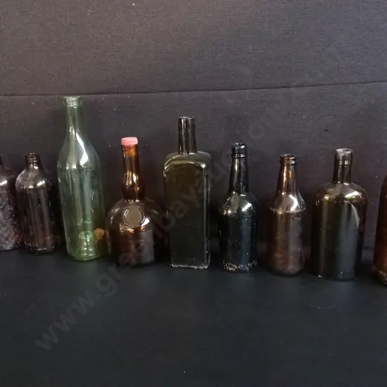 COLLECTION OF 10 VINTAGE AND ANTIQUE GLASS BOTTLES, INCLUDING WINE, LIQUOR, AND UTILITY BOTTLES, TALLEST H 30 CM