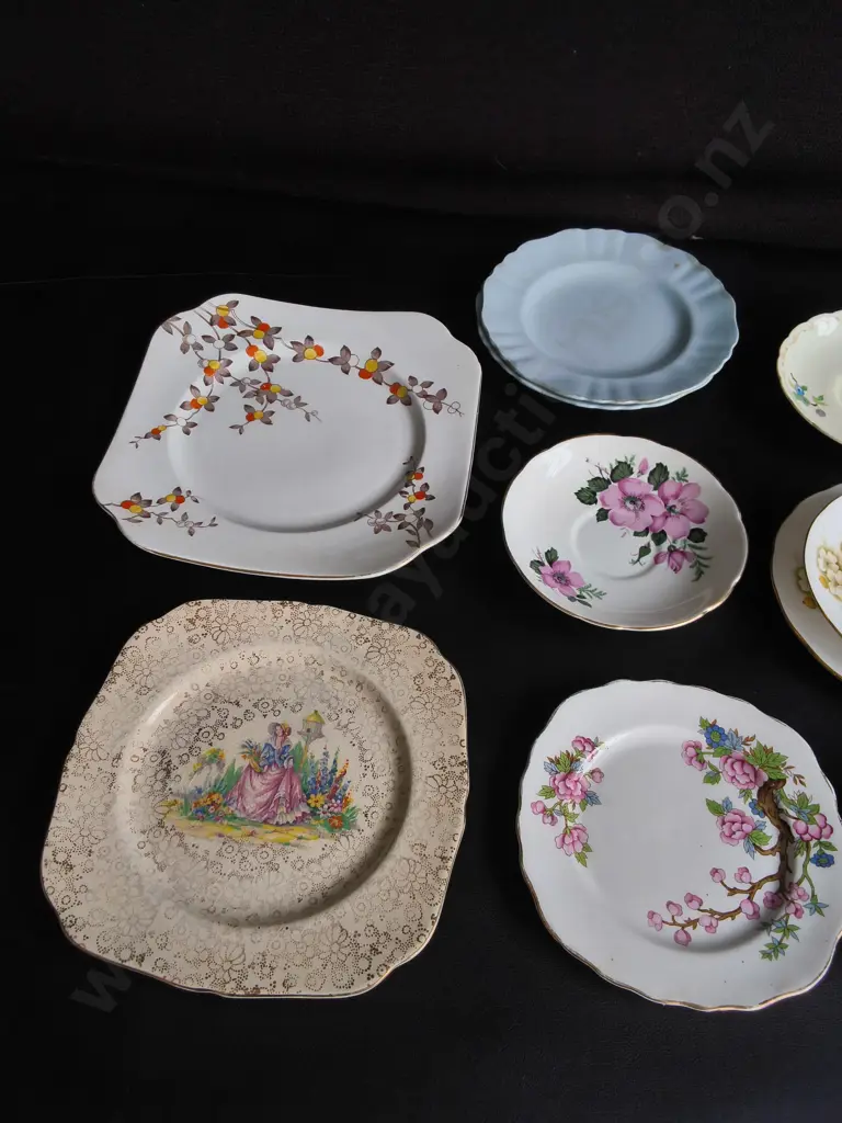 MIX OF VINTAGE PLATES AND SAUCERS, 12 PIECES, WIDEST DIA 22 CM Image 1++