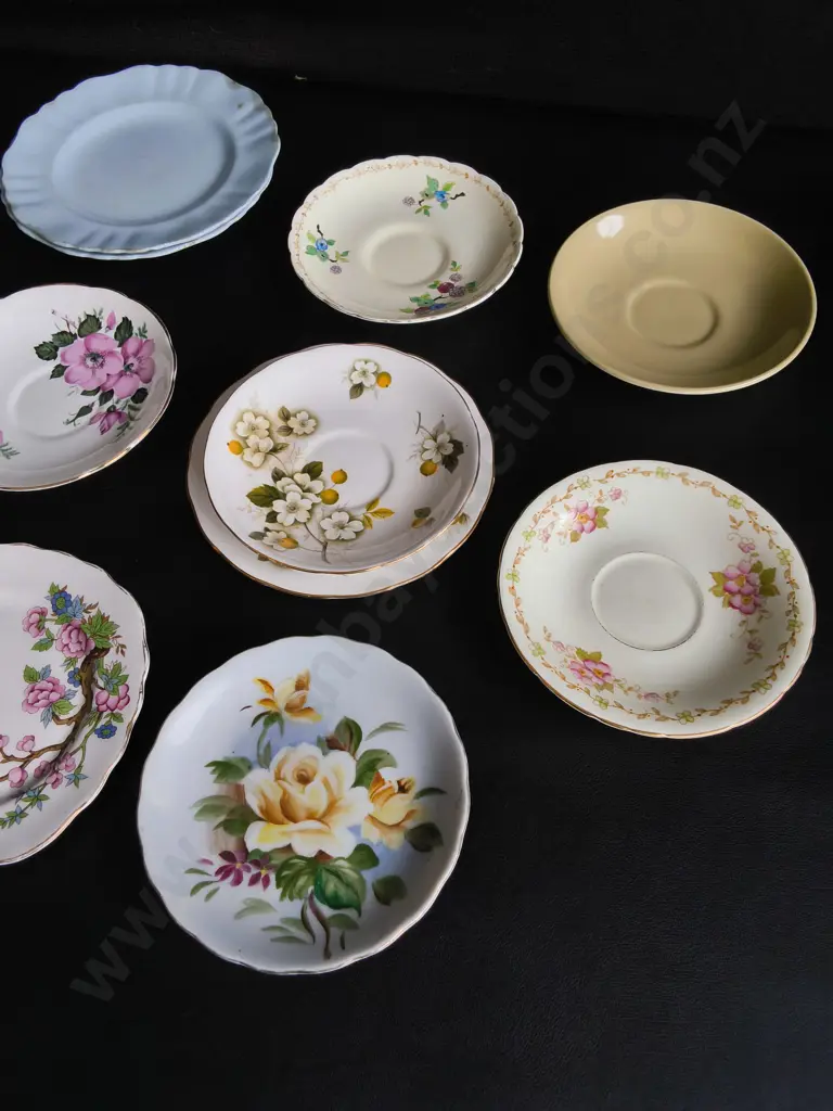 MIX OF VINTAGE PLATES AND SAUCERS, 12 PIECES, WIDEST DIA 22 CM Image 1++