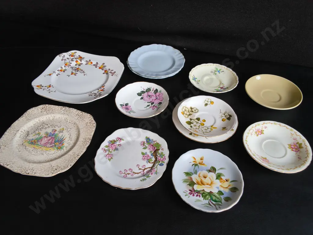 MIX OF VINTAGE PLATES AND SAUCERS, 12 PIECES, WIDEST DIA 22 CM Image 1++
