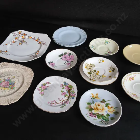 MIX OF VINTAGE PLATES AND SAUCERS, 12 PIECES, WIDEST DIA 22 CM