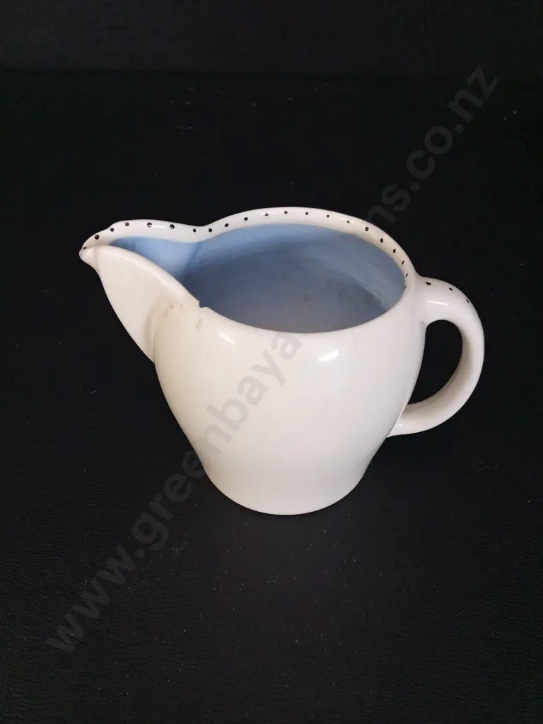 8 PLATES AND 2 MUGS WITH A LIGHT BLUE TRIM AND A SUSIE COOPER JUG H8CM Image 1++