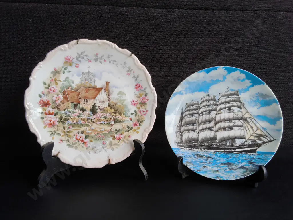 PAIR OF VINTAGE DECORATIVE PLATES, INCLUDING DISPLAY STANDS, WIDEST DIA 21 CM Image 1++