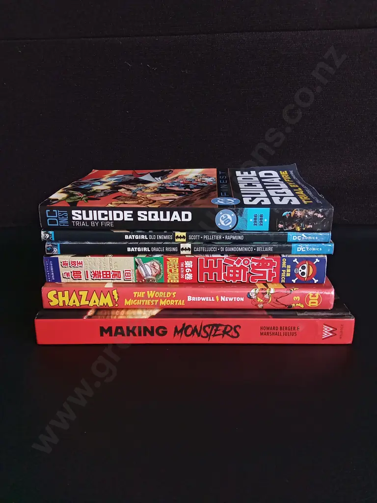 MIX OF 6 BOOKS AND COMICS Image 1++