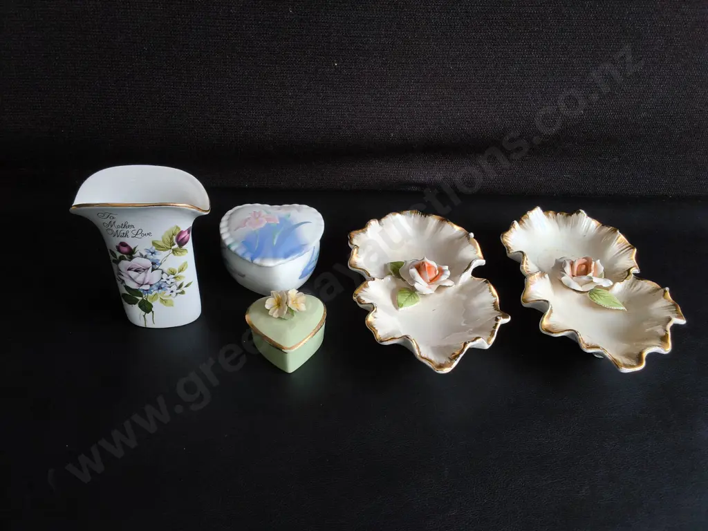 VINTAGE PORCELAIN FLORAL VANITY ITEMS, MOTHER'S BUD VASE, TRINKET BOXES, AND PAIR OF SCALLOPED TRINKET DISHES Image 1++