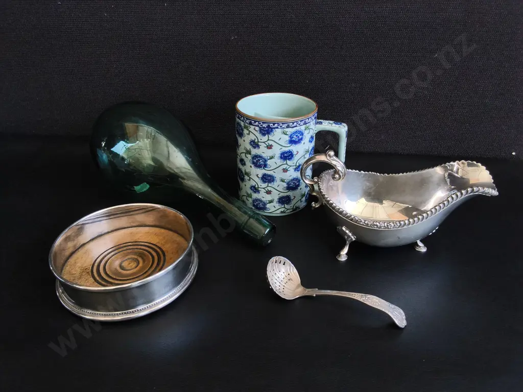 MIX OF VINTAGE TABLEWARE, INCLUDING SILVER PLATED SUGAR SCUTTLE, SUGAR SIFTER SPOON, ETC. TALLEST H 12 Image 1++