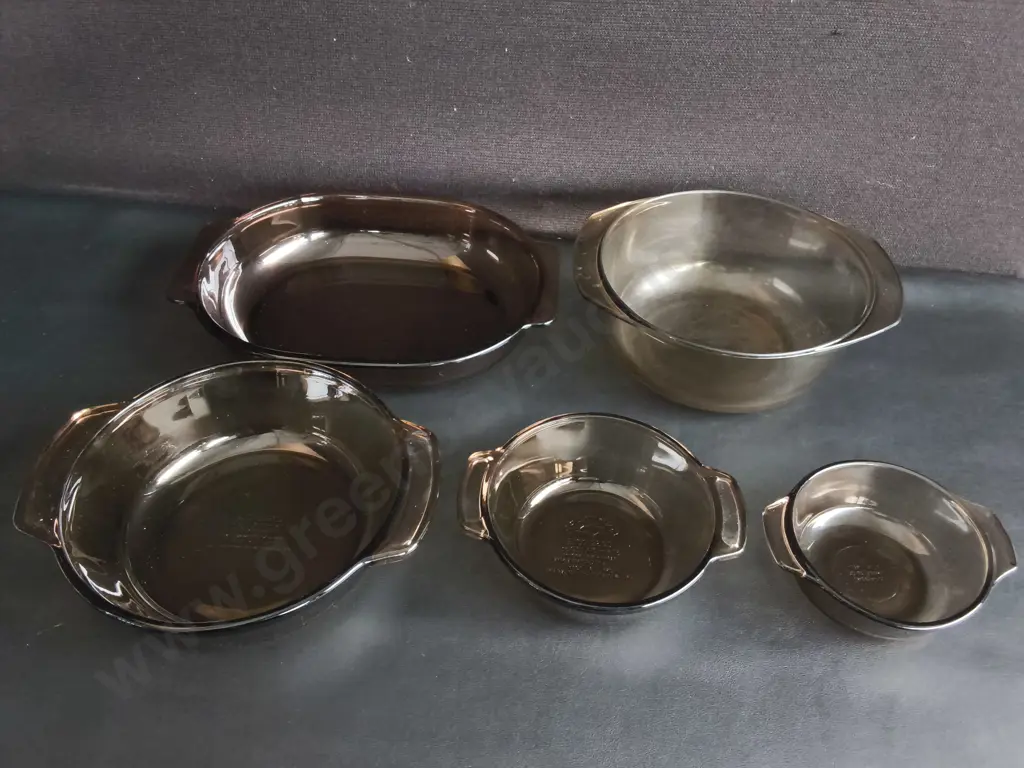 VINTAGE AMBER AND SMOKYGLASS CASSEROLE BAKING DISHES, 5 PIECES, INCLUDING PYREX AND L'OVENWARE, WIDEST W 33 CM Image 1++