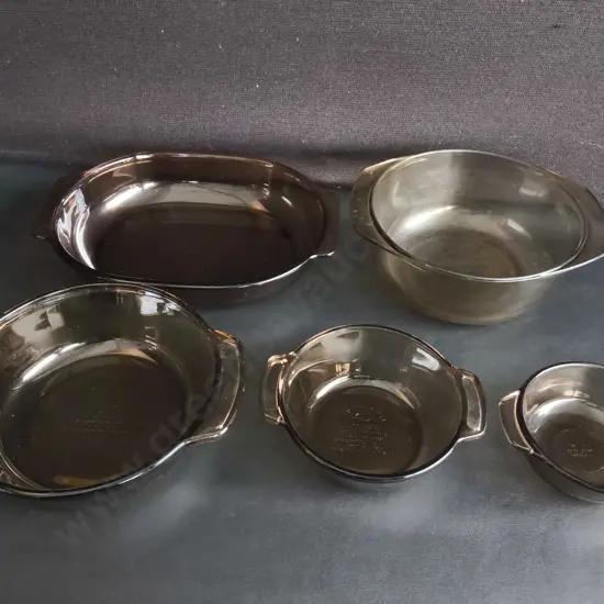 VINTAGE AMBER AND SMOKYGLASS CASSEROLE BAKING DISHES, 5 PIECES, INCLUDING PYREX AND L'OVENWARE, WIDEST W 33 CM