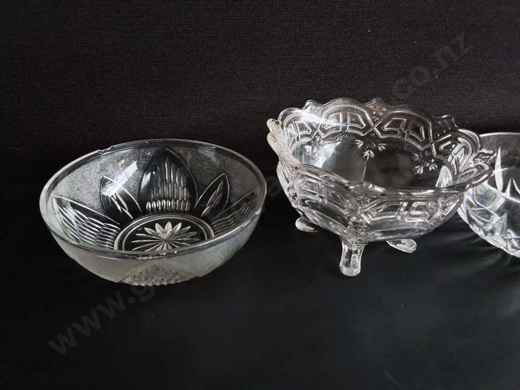 4 VINTAGE CUT GLASS BOWLS, INCLUDING BOHEMIA CRYSTAL BOWL, WIDEST W 21 CM Image 1++