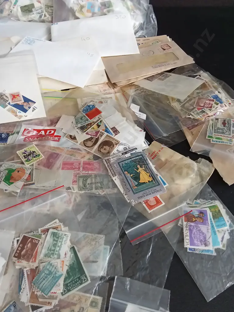 LARGE COLLECTION OF VINTAGE STAMPS FROM AROUND THE WORLD Image 1++