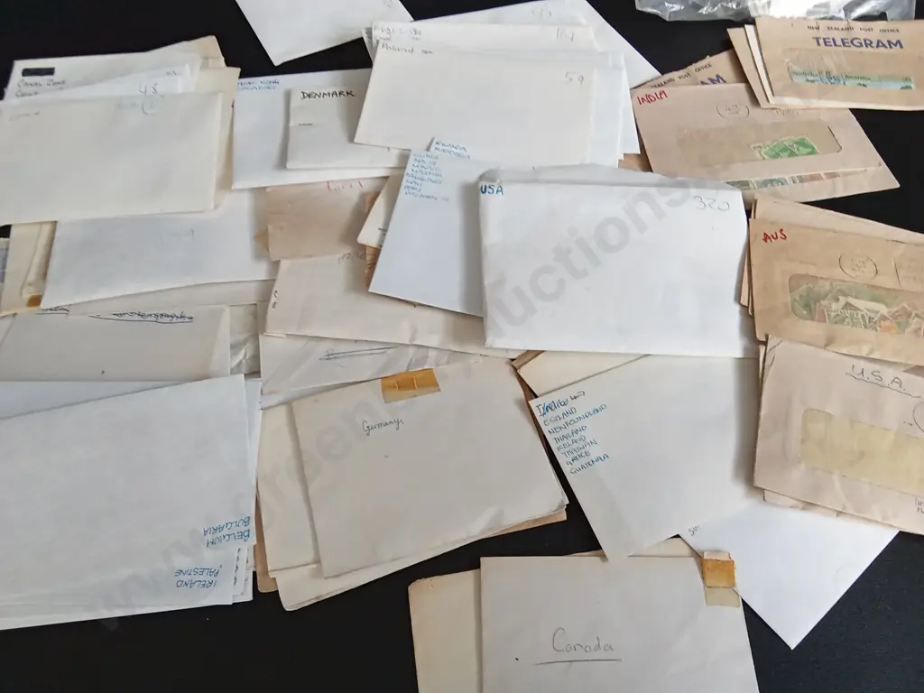 LARGE COLLECTION OF VINTAGE STAMPS FROM AROUND THE WORLD Image 1++