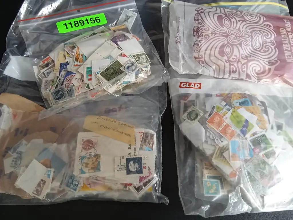 LARGE COLLECTION OF VINTAGE STAMPS FROM AROUND THE WORLD Image 1++
