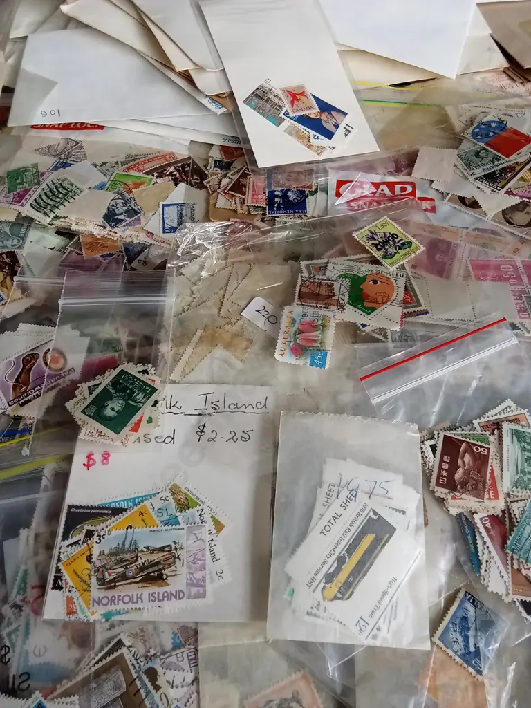 LARGE COLLECTION OF VINTAGE STAMPS FROM AROUND THE WORLD Image 1++