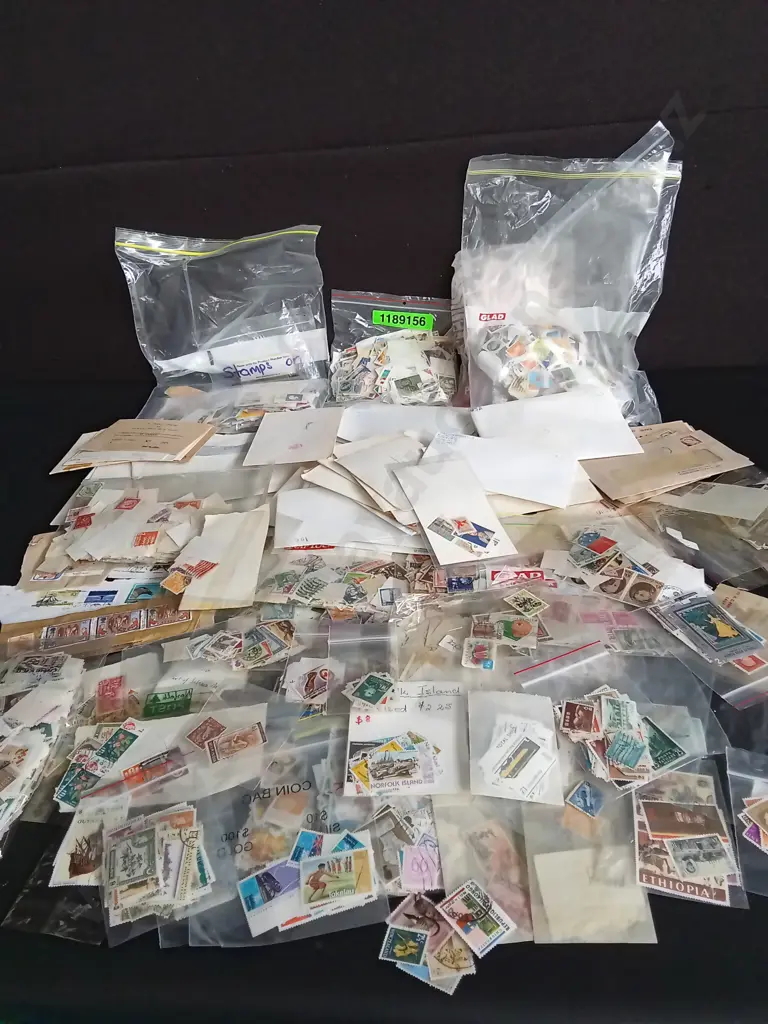LARGE COLLECTION OF VINTAGE STAMPS FROM AROUND THE WORLD Image 1++