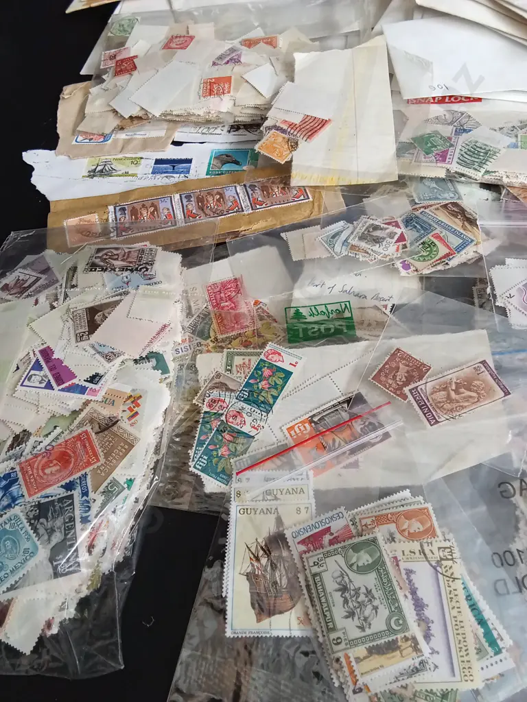 LARGE COLLECTION OF VINTAGE STAMPS FROM AROUND THE WORLD Image 1++