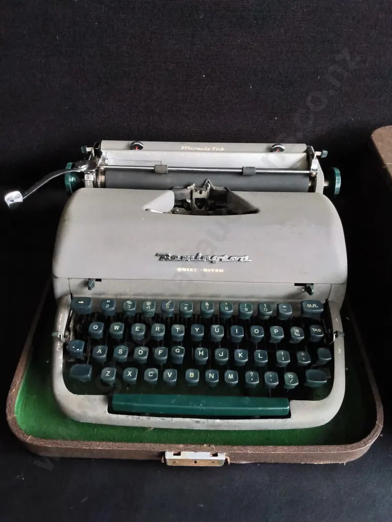 VINTAGE 1950S REMINGTON QUIET-RITER PORTABLE MANUAL TYPEWRITER WITH CARRYING CASE Image 1++