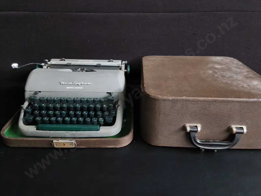 VINTAGE 1950S REMINGTON QUIET-RITER PORTABLE MANUAL TYPEWRITER WITH CARRYING CASE Image 1++