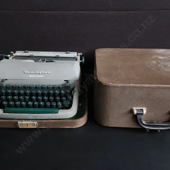 VINTAGE 1950S REMINGTON QUIET-RITER PORTABLE MANUAL TYPEWRITER WITH CARRYING CASE