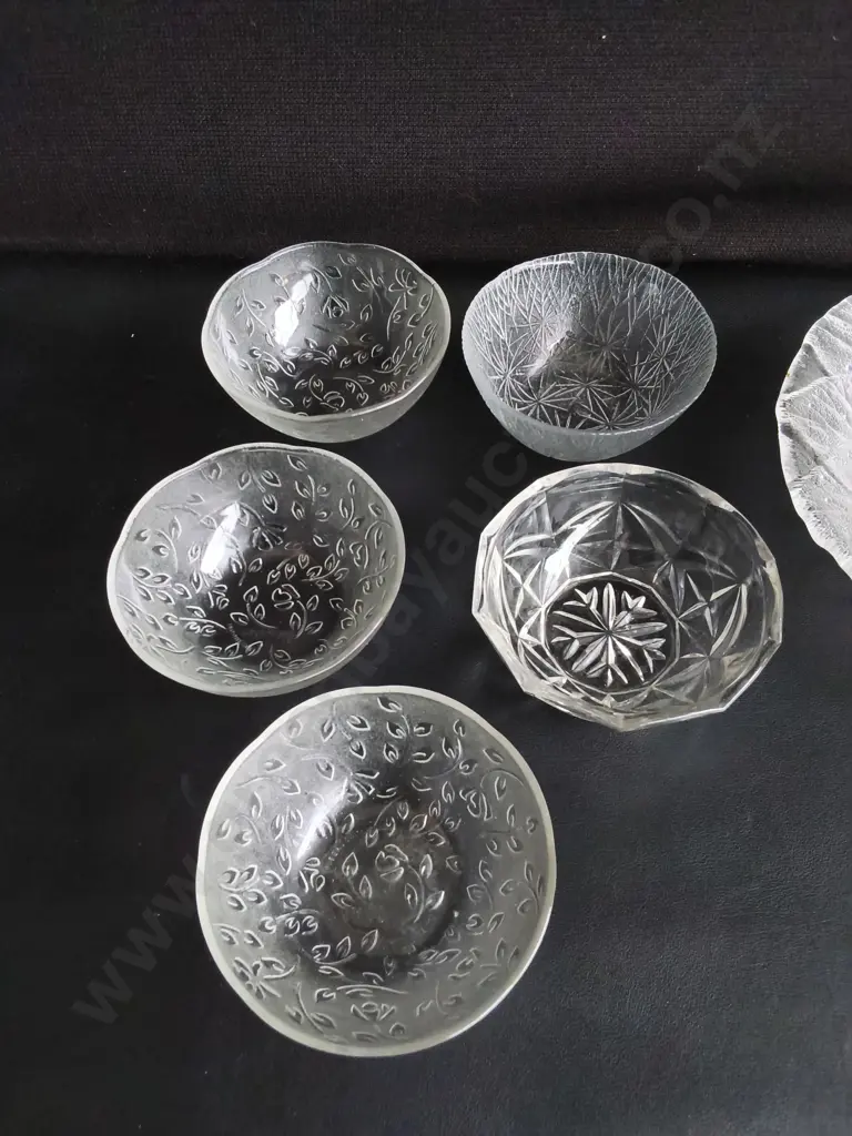 VINTAGE GLASS BOWLS AND 2 TIER SERVING STAND, TALLEST H 25 CM Image 1++