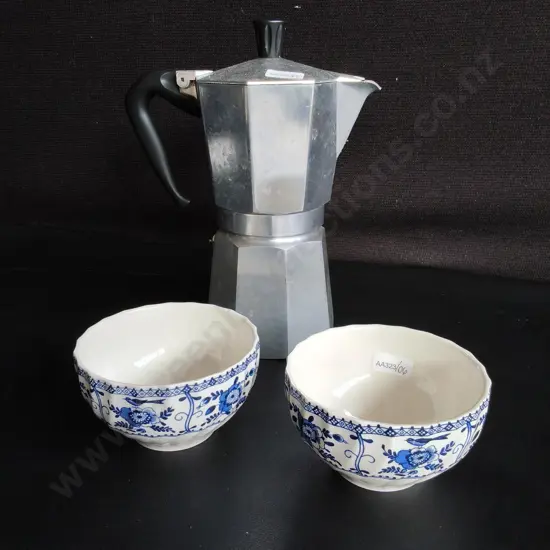 MIX OF KITCHENWARE, TALLEST H 25 CM
