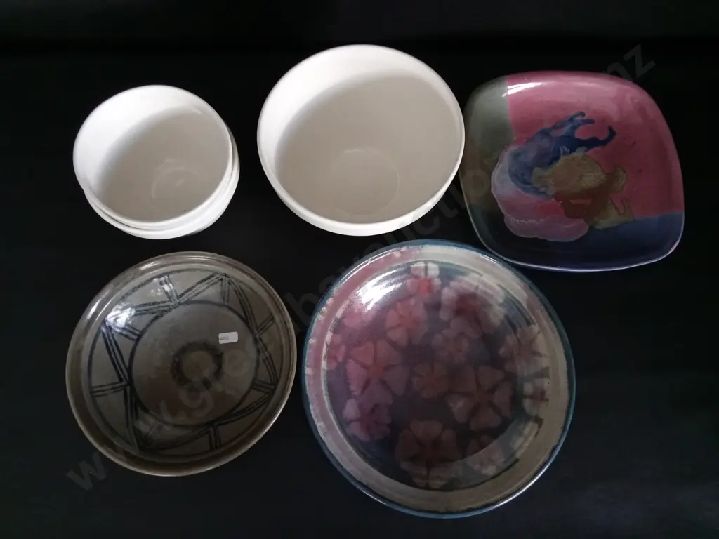 COLLECTION OF CERAMIC BOWLS AND PLATES, 6 PIECES Image 1++
