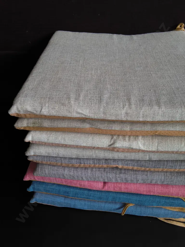 9 OUTDOOR SEAT CUSHIONS, 47 CM X 47 CM Image 1++