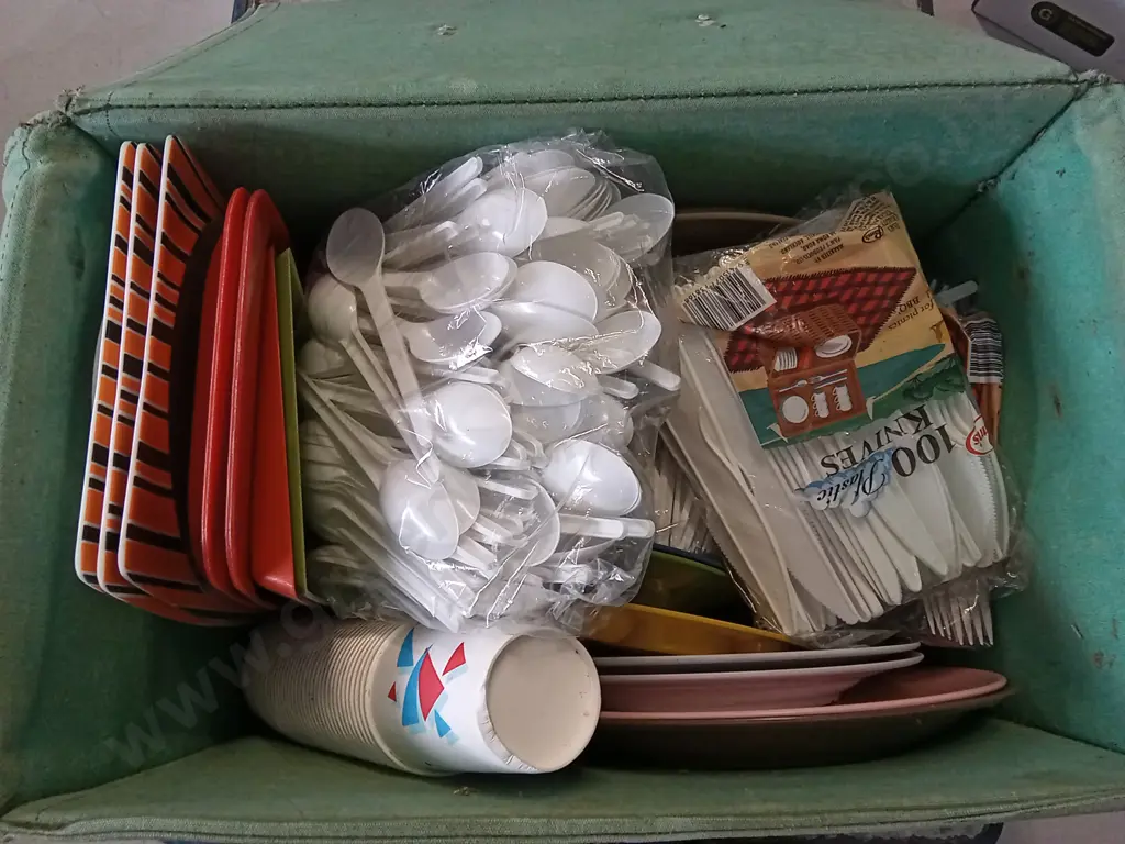 BOX OF TABLEWARE PLASTIC AND PAPER Image 1++