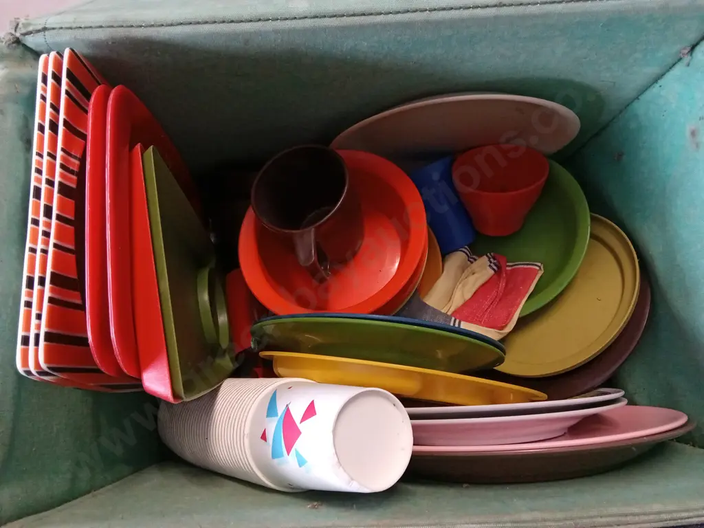 BOX OF TABLEWARE PLASTIC AND PAPER Image 1++