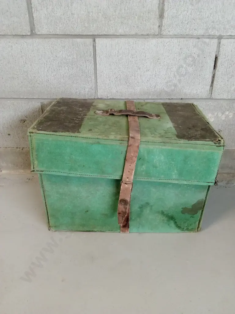 BOX OF TABLEWARE PLASTIC AND PAPER Image 1++