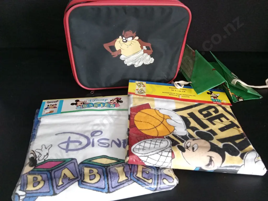 2 VINTAGE MICKEY MOUSE TOWELS AND A CHILDRENS APRON WITH A VINTAGE LOONEY TUNES CASE L33CM Image 1++