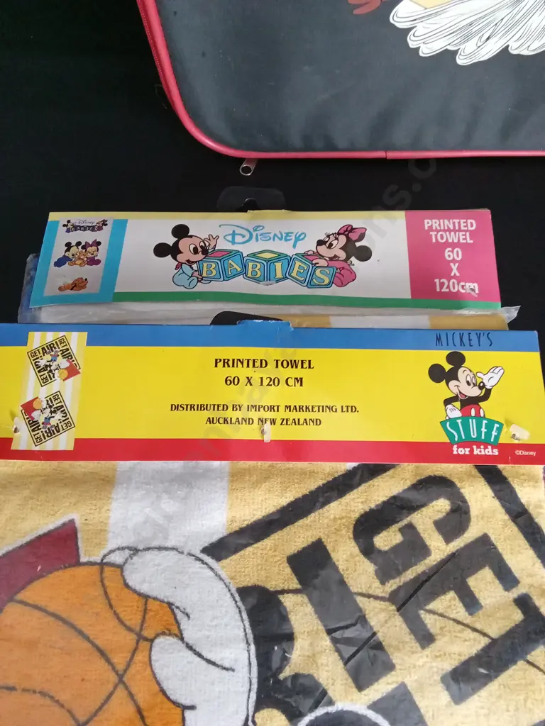2 VINTAGE MICKEY MOUSE TOWELS AND A CHILDRENS APRON WITH A VINTAGE LOONEY TUNES CASE L33CM Image 1++