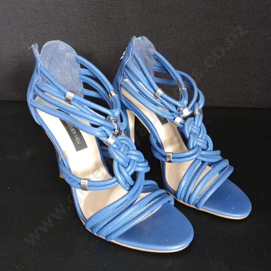 PAIR OF BLUE FOREVER NEW SIZE 39 HEELS