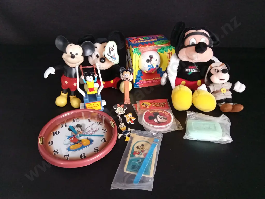 COLLECTION OF VINTAGE MICKEY MOUSE ITEMS Image 1++